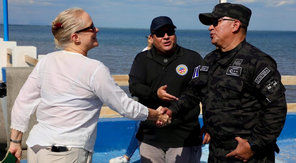 Encargada de Negocios de la Embajada de EE. UU. en El Salvador supervisa operaciones antidrogas en el Golfo de Fonseca whatsapp image 2026 03 25 at 8.28.48 pm