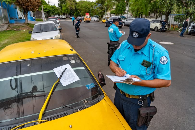 Alcaldía de San Salvador Centro inicia retiro permanente de vehículos abandonados para recuperar espacios públicos Alcaldía de San Salvador