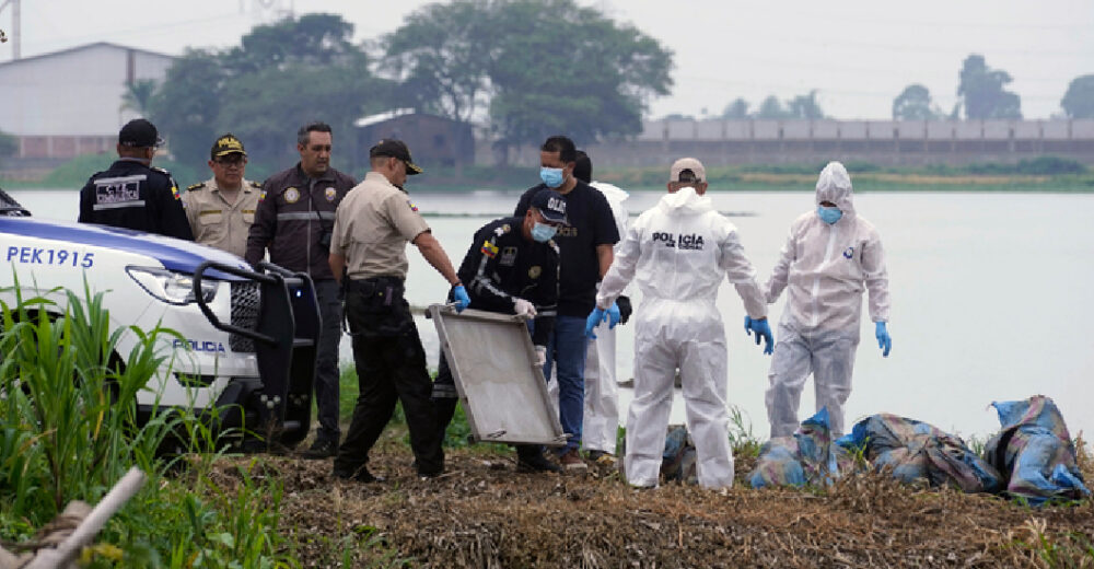 Hallan ocho cadáveres en zona costera de Ecuador; investigan si corresponden a jóvenes desaparecidos cuerpos hallados en bolsas 1000x520