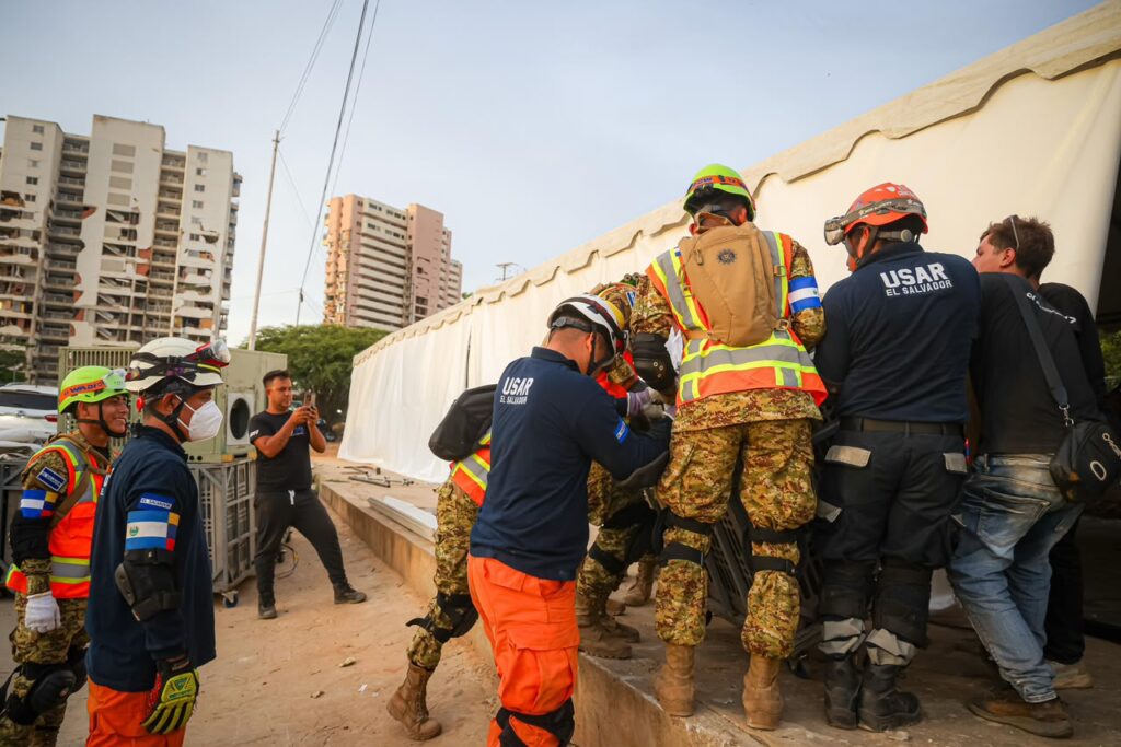 Misión salvadoreña instala hospital de campaña para atender a afectados por terremotos en Venezuela HM003fLWsAAD2zI 1024x683