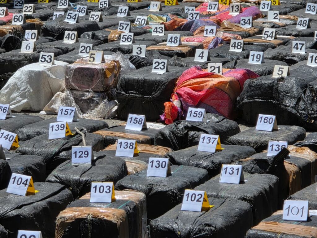 Decomiso de 6.68 toneladas de cocaína marca un récord en operativos marítimos de El Salvador hmuwhihwuaa7jia