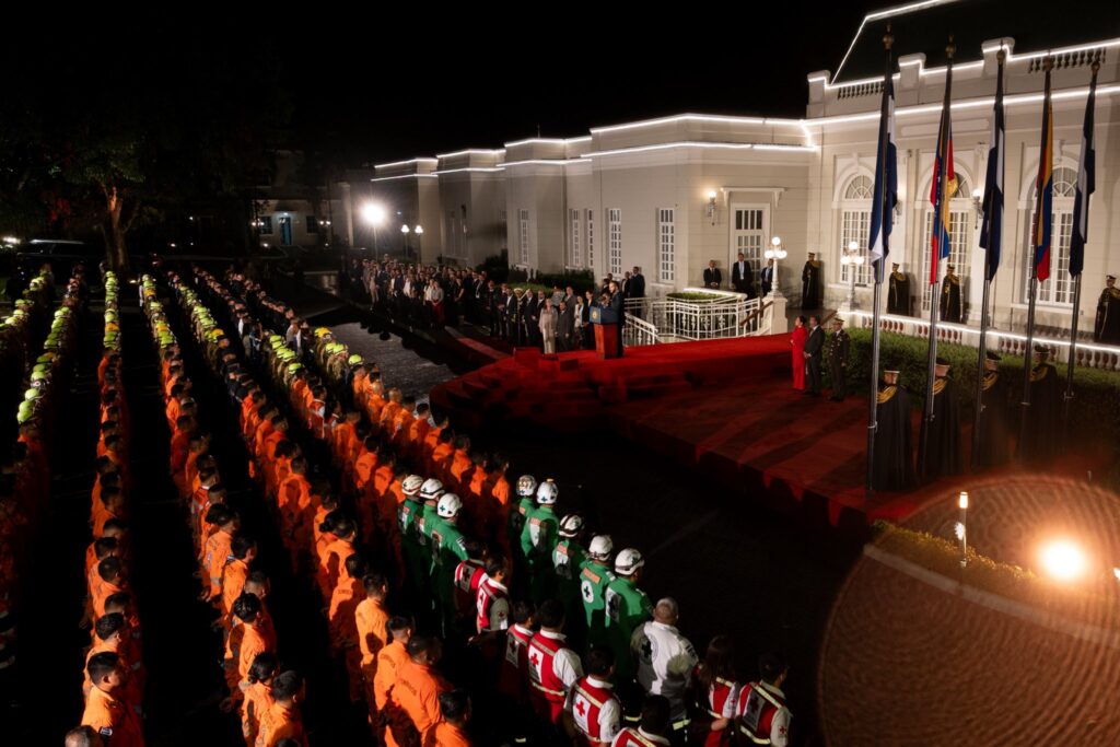 Cuando el uniforme cruzó fronteras: el homenaje a quienes llevaron esperanza de El Salvador a Venezuela HOcCbZ0WoAA8tPZ 1024x683