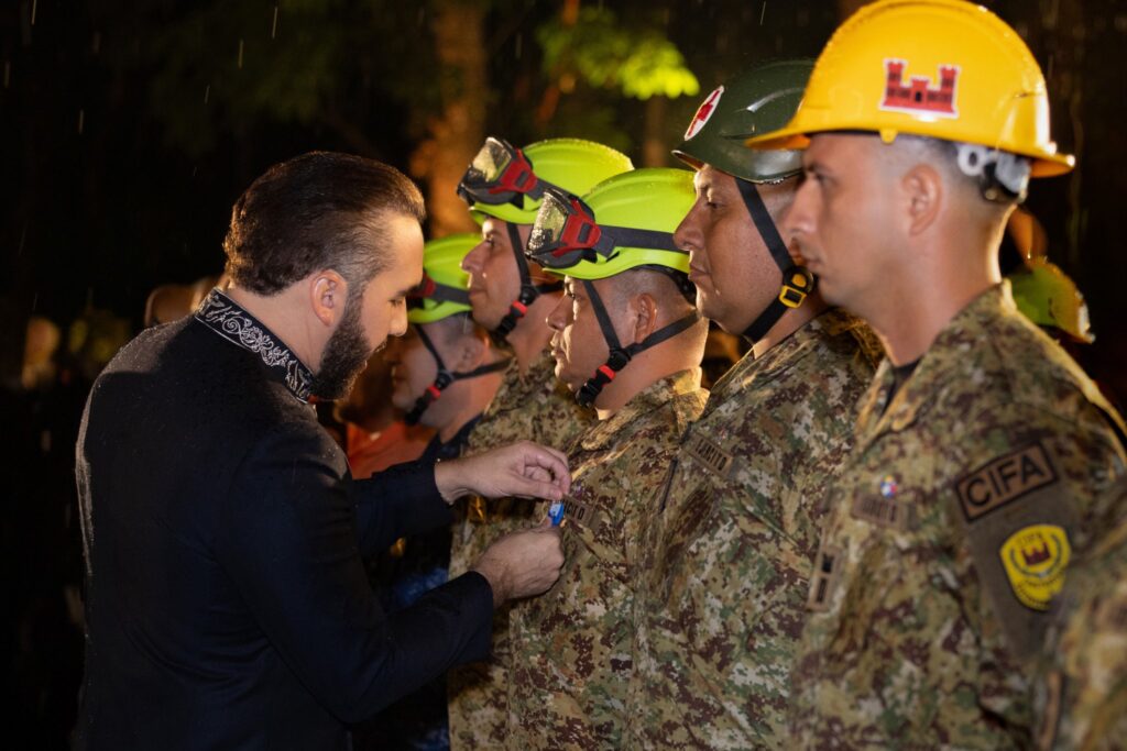 Cuando el uniforme cruzó fronteras: el homenaje a quienes llevaron esperanza de El Salvador a Venezuela hocdm89wcaavdkv