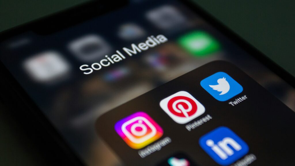 Francia aprueba ley que impedirá a menores de 15 años usar redes sociales Shutter Speed A LBsEZZjWc Unsplash 1024x576