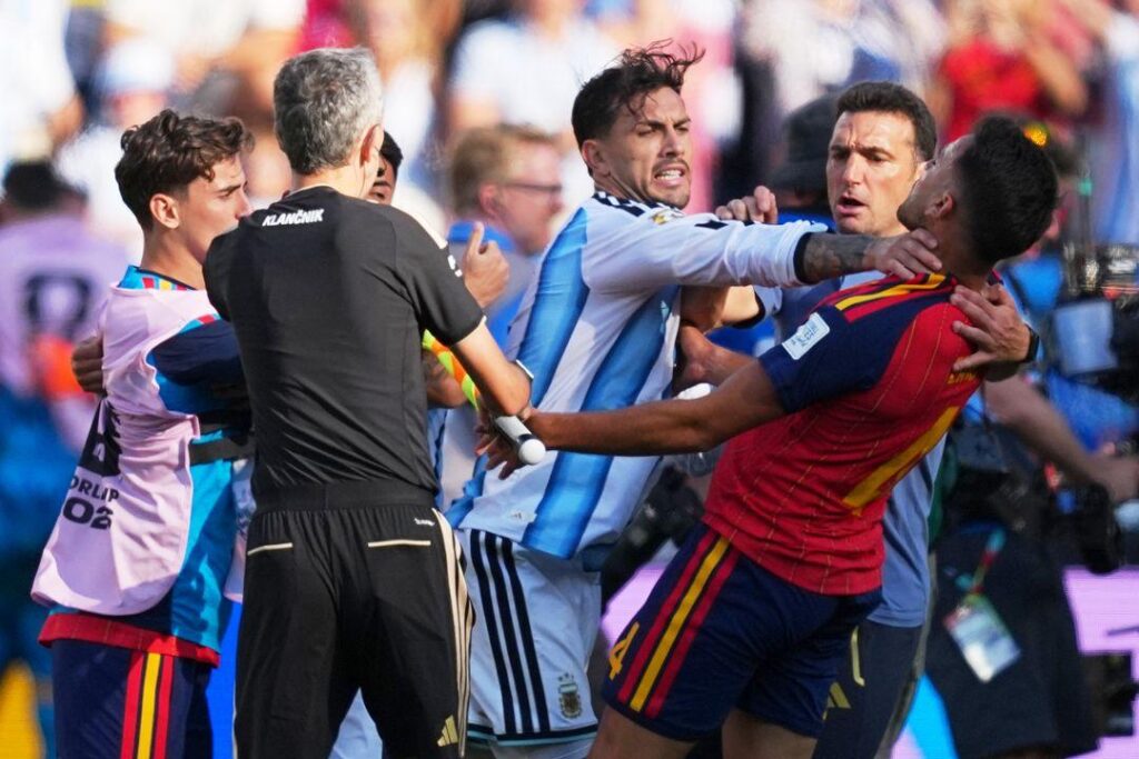 Leandro Paredes y la AFA reciben histórico castigo de FIFA tras la pelea en la final del Mundial 2026 FIFA SANCIÓN AFA PAREDES