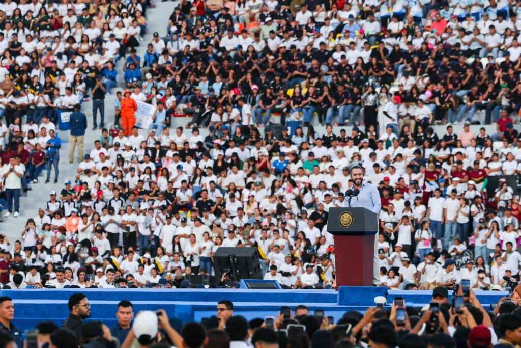 El presidente Bukele anuncia la entrega de 50,000 becas universitarias becas 3