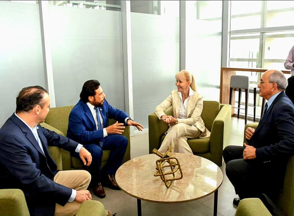 El vicepresidente Ulloa fue recibido por el Embajador, Raúl Sánchez.