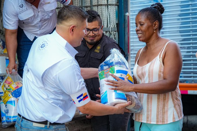 Ayuda humanitaria salvadoreña beneficia a familias afectadas por el terremoto de magnitud 7.4 en Colombia. HPpAiZQXwAAaqme