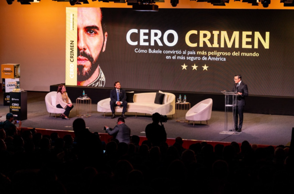 “Cero Crimen” lleva a las páginas la transformación de El Salvador en seguridad HQuzBVYWUAAIzzw 1024x677