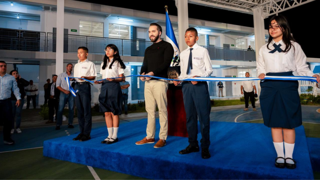 Bukele: estudiantes de 171 escuelas lograron resultados comparables con Suecia y Alemania escuelas imagen de cortesía.