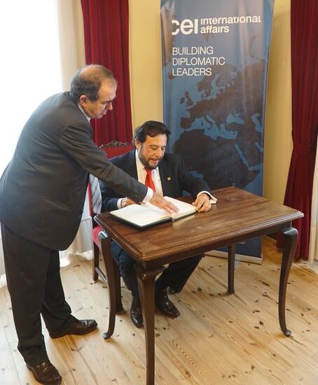 Vicepresidente Ulloa lleva a Cataluña temas de economía, educación e inteligencia artificial htvzlc0w8aanx5w