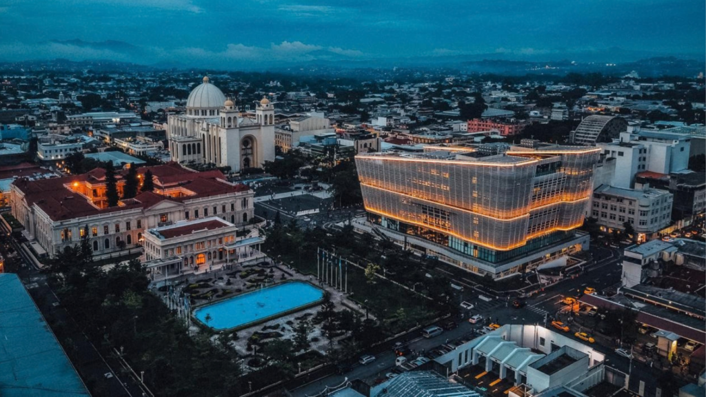 El Salvador será la tercera economía con mayor crecimiento de Latinoamérica en 2026, según el Banco Mundial centro histórico