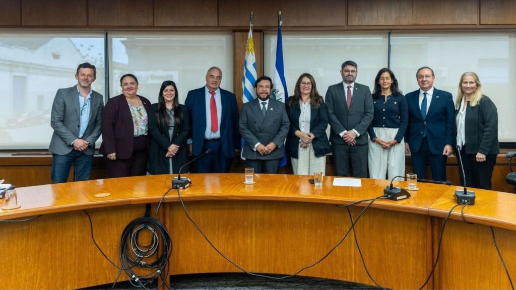 Uruguay conoce avances de El Salvador en Bitcoin, tokenización e inteligencia artificial Destacada Wordpress 1024x576