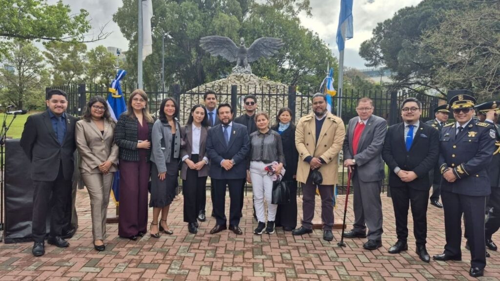 El vicepresidente Félix Ulloa devela placa conmemorativa en Plaza El Salvador, en Buenos Aires ulloa en argentina